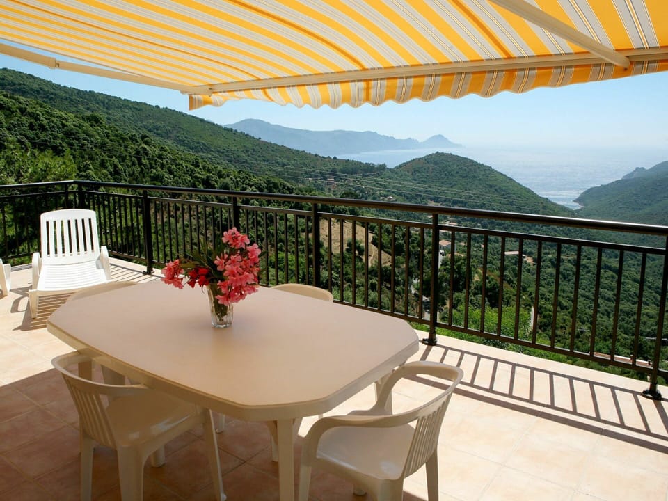 Property, Balcony, Shade, Building, House, Real Estate, Room, Architecture, Furniture, Table