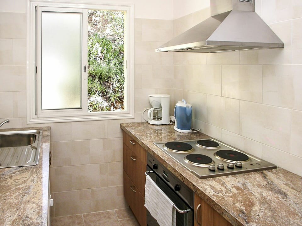 Countertop, Room, Property, Kitchen, Tile, Furniture, Cabinetry, Floor, Kitchen Stove, Interior Design
