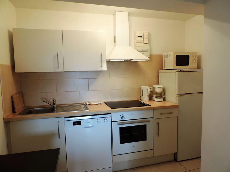 Cabinetry, Building, Countertop, Property, Kitchen Sink, Kitchen Appliance, Kitchen Stove, Kitchen, Cooktop, Home Appliance