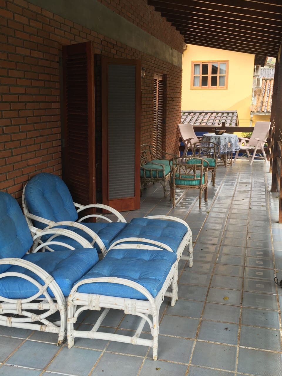 Sacada (para 2 suites e sala de apoio).