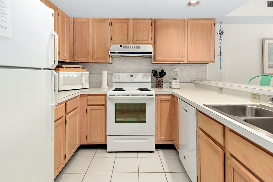 Full kitchen ready for delicious meals and treats!