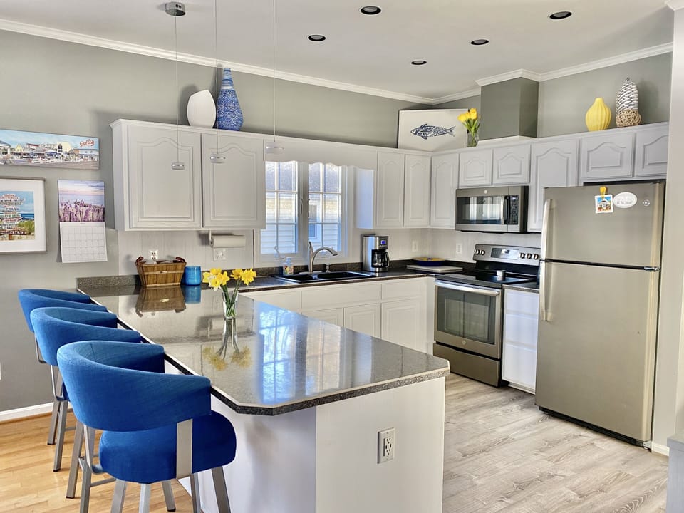 Kitchen w/bar seating