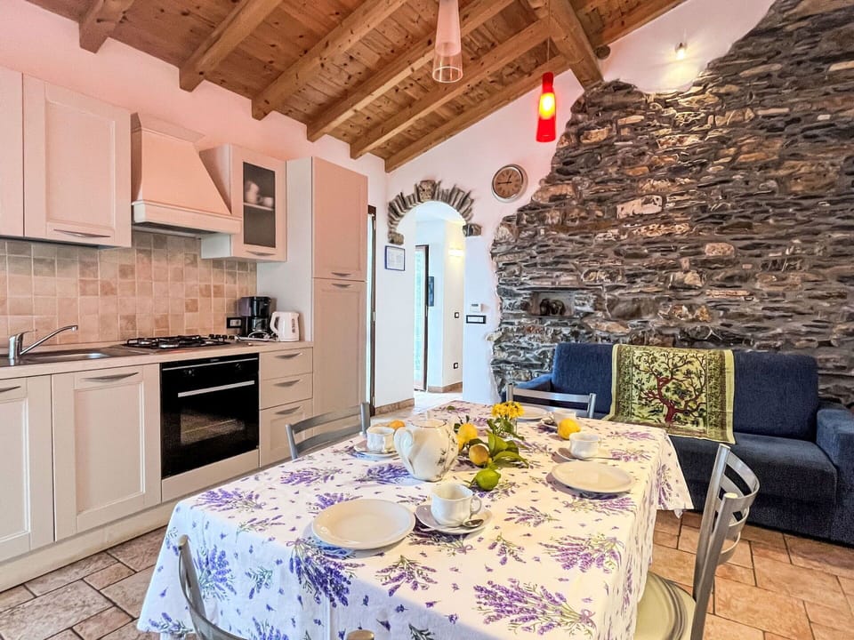 Interior Design, Furniture, Kitchen & Dining Room Table, Chair, Ceiling, Houseplant, Resort, Flowerpot, Dining Room, Hotel