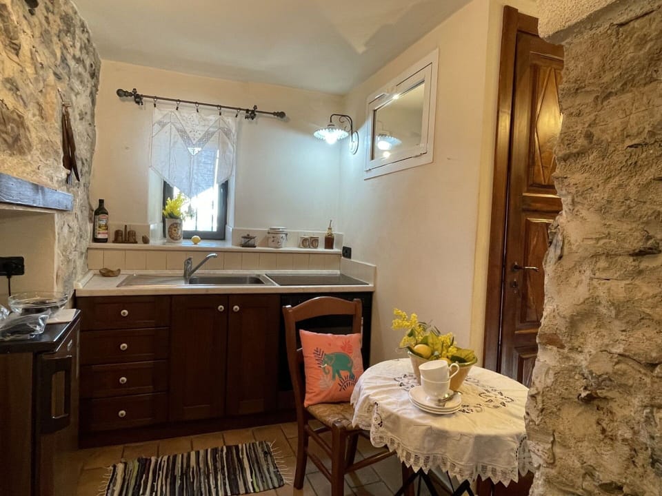 Cabinetry, Property, Furniture, Countertop, Building, Wood, Flower, Drawer, Table, Interior Design
