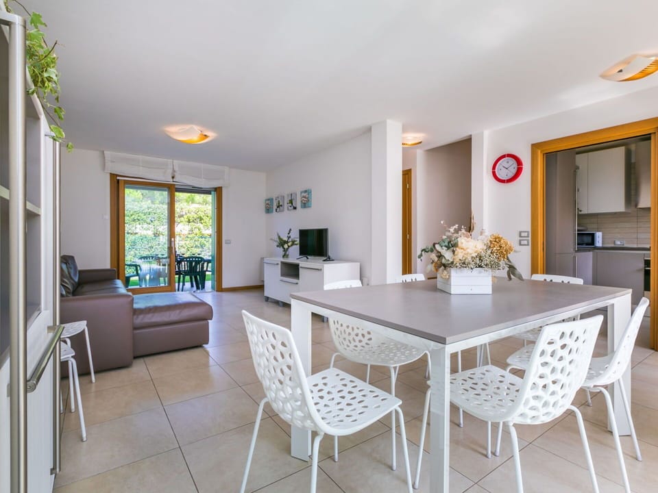 Wood, Lighting, Interior Design, Flooring, Floor, Living Room, Real Estate, Hardwood, Table, Beam