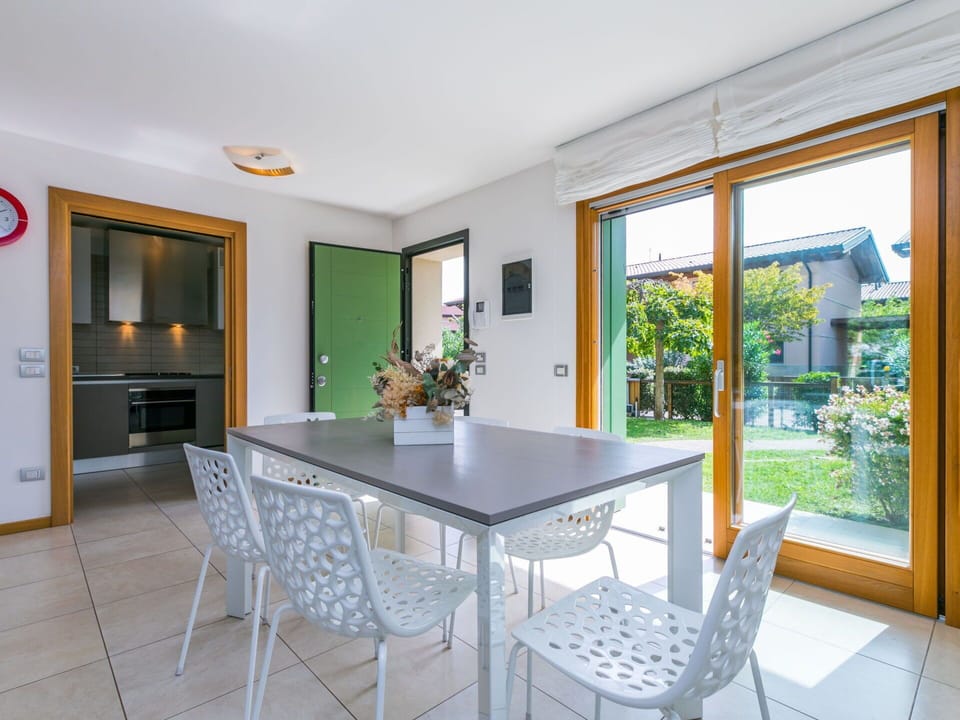 Wood, Lighting, Interior Design, Flooring, Floor, Living Room, Real Estate, Hardwood, Table, Beam