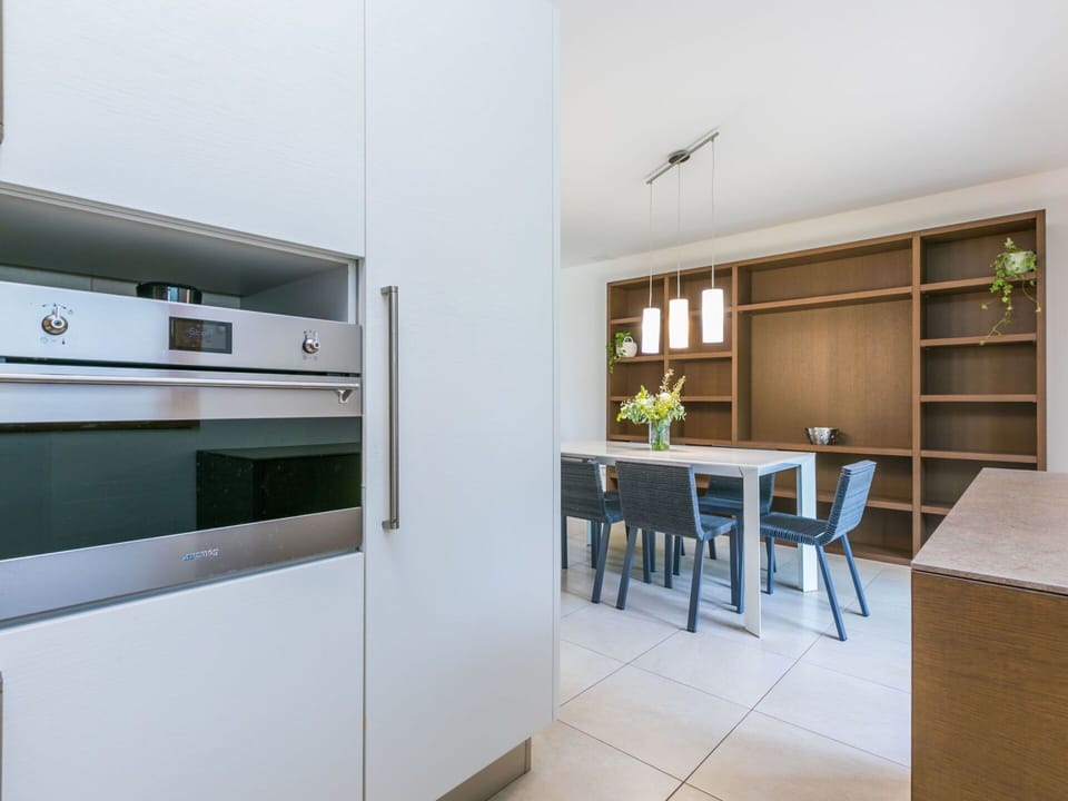 Wood, Lighting, Interior Design, Flooring, Floor, Living Room, Real Estate, Hardwood, Table, Beam