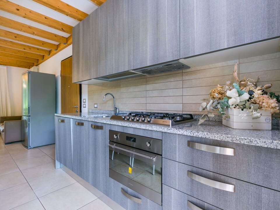 Wood, Lighting, Interior Design, Flooring, Floor, Living Room, Real Estate, Hardwood, Table, Beam