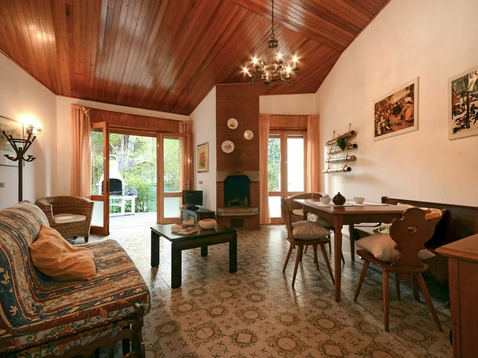 Room, Property, Building, Furniture, Interior Design, Living Room, Ceiling, Real Estate, House, Estate