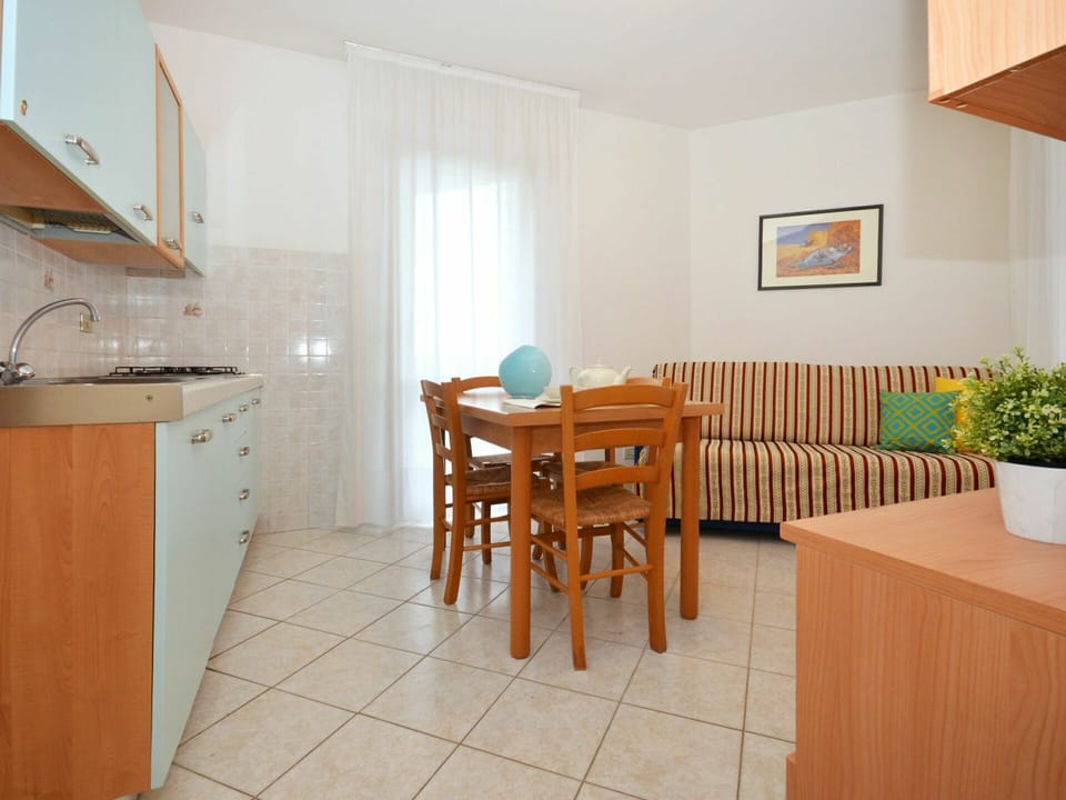 Property, Room, Furniture, Building, Floor, House, Interior Design, Real Estate, Table, Tile