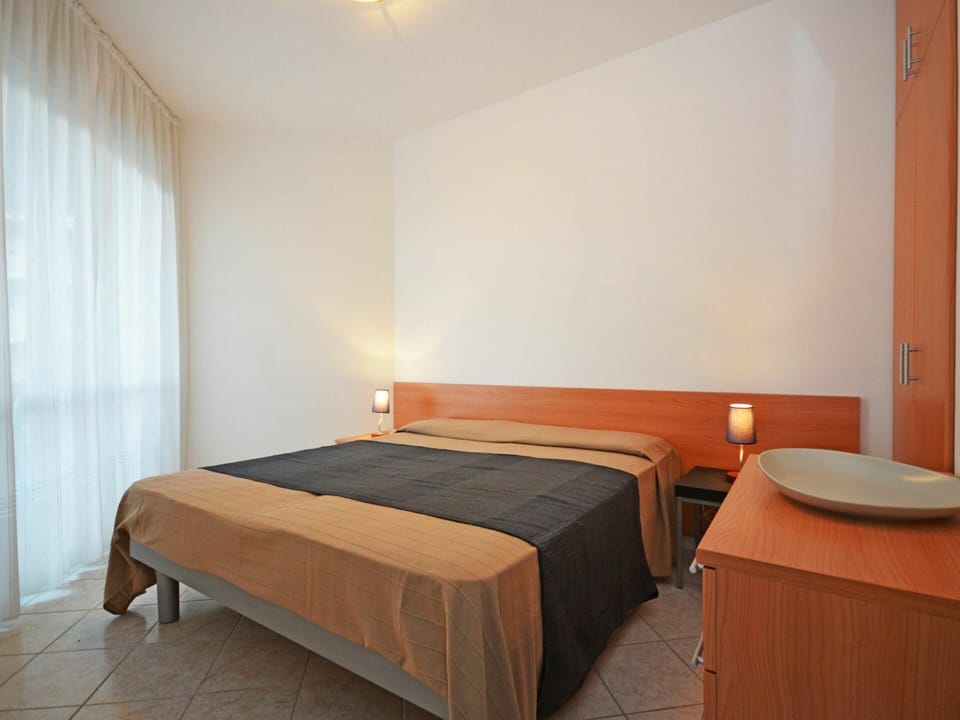 Bed, Bedroom, Furniture, Room, Bed Frame, Property, Interior Design, Mattress, Bed Sheet, Wall