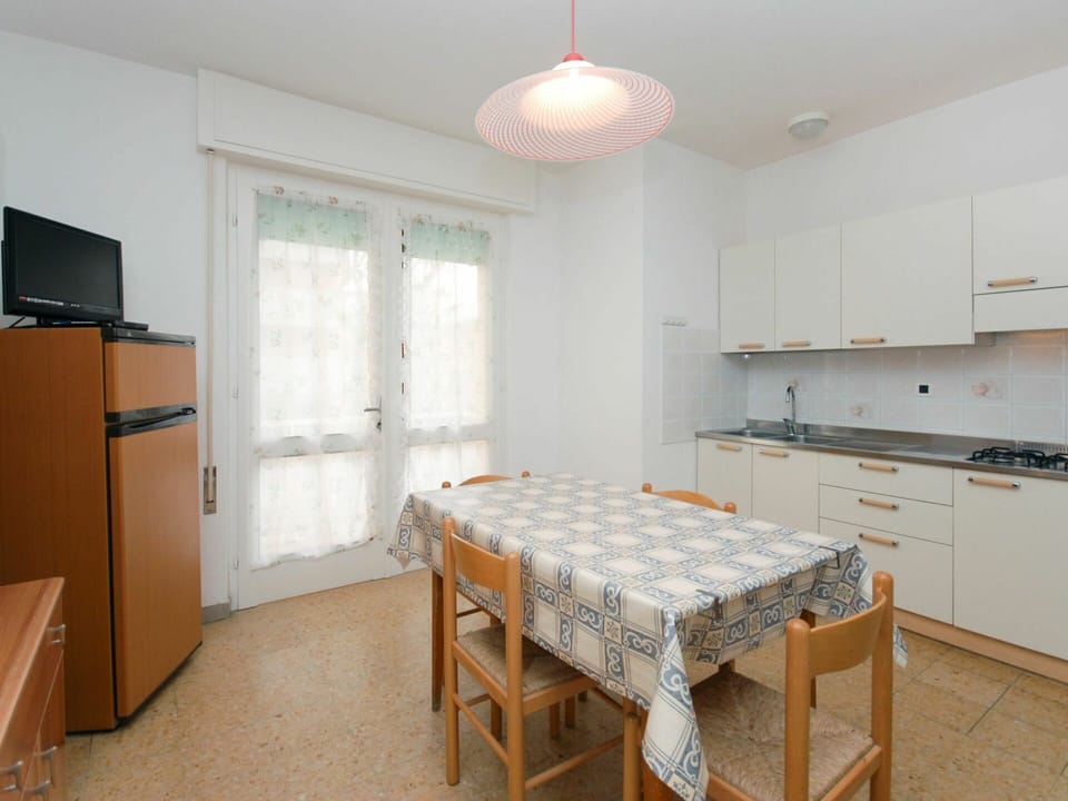 Room, Property, Furniture, Floor, Building, Table, Real Estate, Interior Design, House, Kitchen