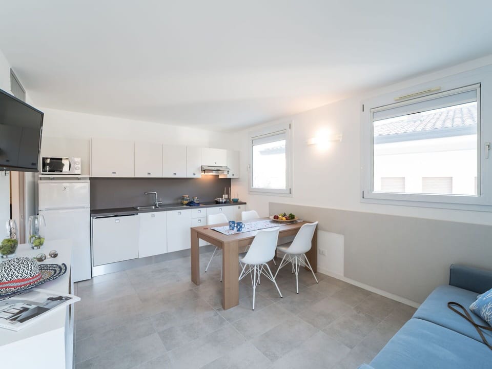 Furniture, Property, Countertop, Window, Table, Cabinetry, Building, Wood, Couch, Interior Design