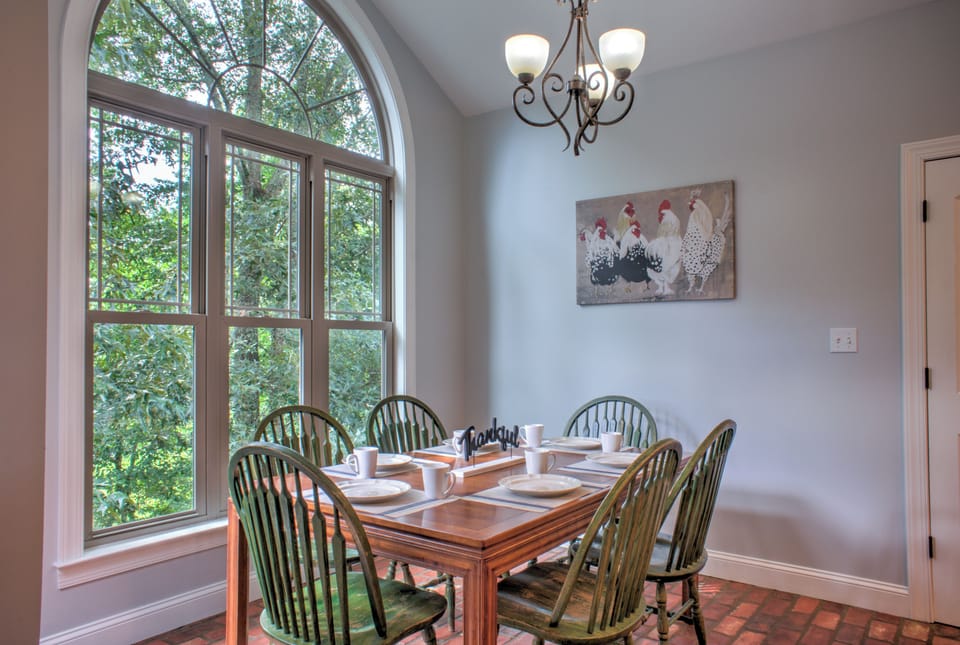 Breakfast Nook w/ Table for 6 offers access to Deck