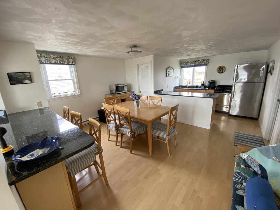 Kitchen & Dining Area