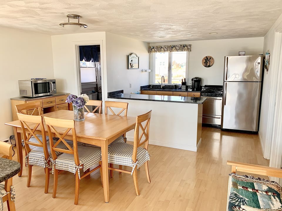 Kitchen & Dining Area