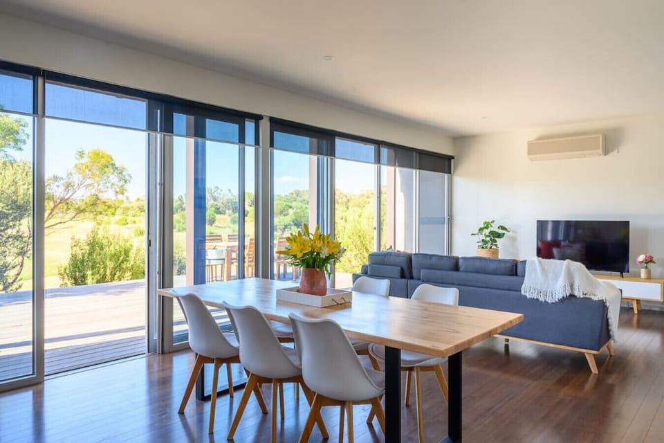 [Dining Area] Easy entertaining with the dining area, living room, and kitchen. Perfect for families/friends to stay.
