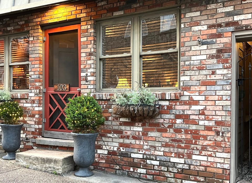 Walking distance to coffee shops, restaurants, boutique shoppes. 