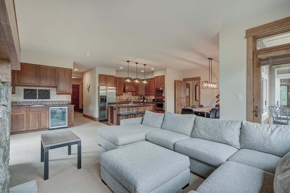 Large living room with plenty of room for entertaining