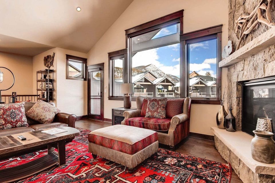 Bright Living Room - 4 Bedroom - River Run Town Homes