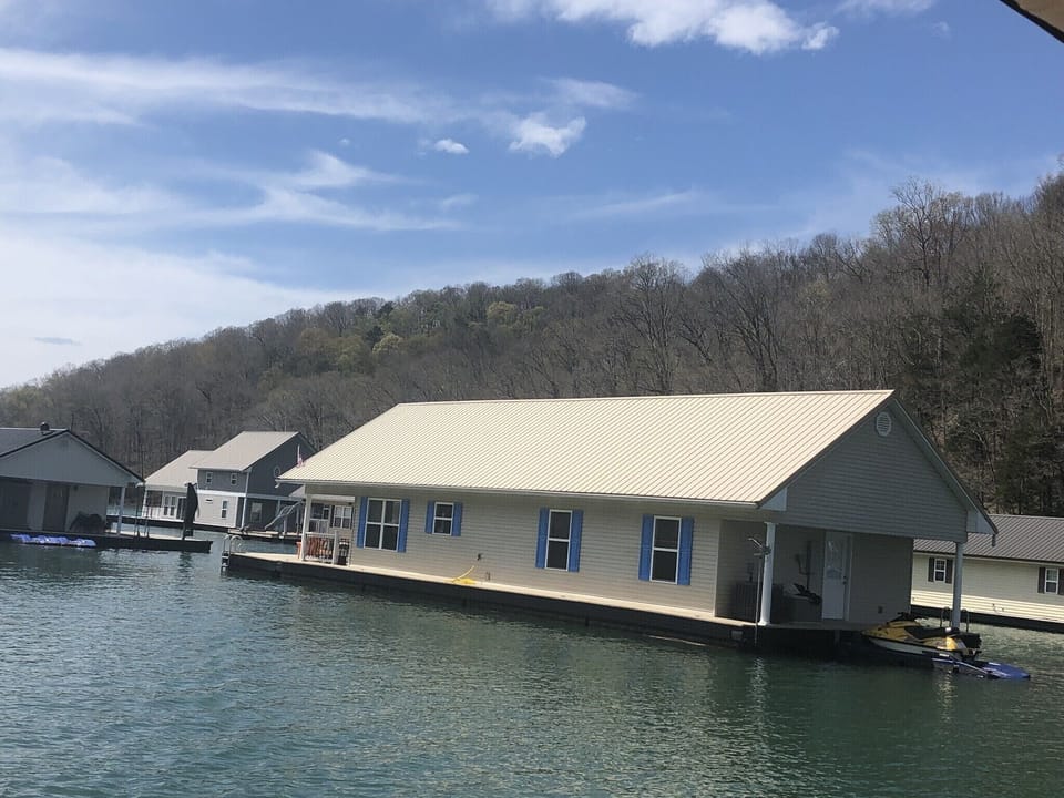 The floating house