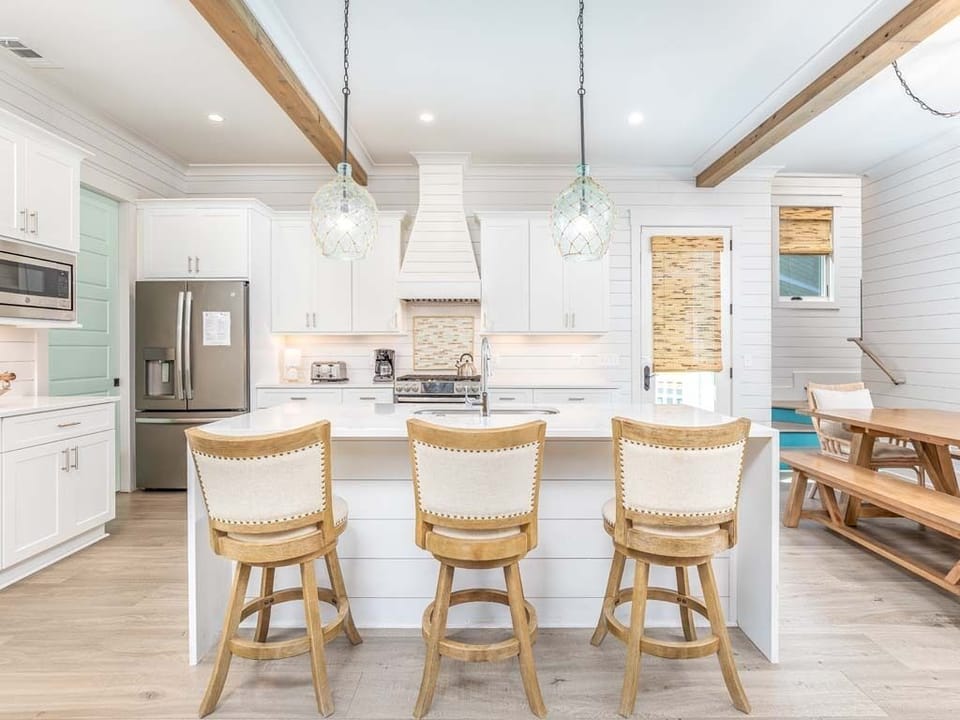 Kitchen w. Breakfast Bar