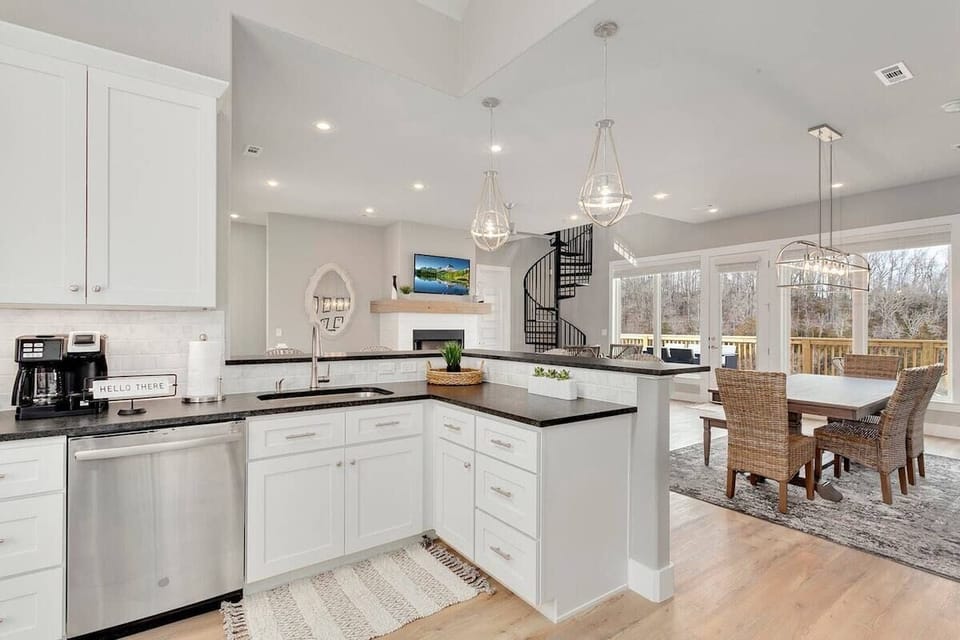 With plenty of kitchen prep and counter space, you'll never have too many cooks in the kitchen.