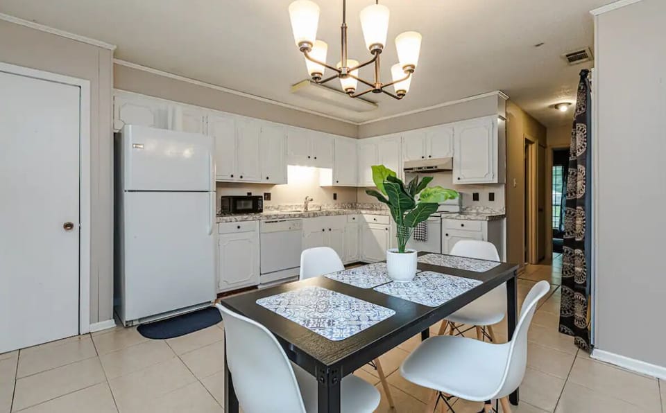 Dining Kitchenette