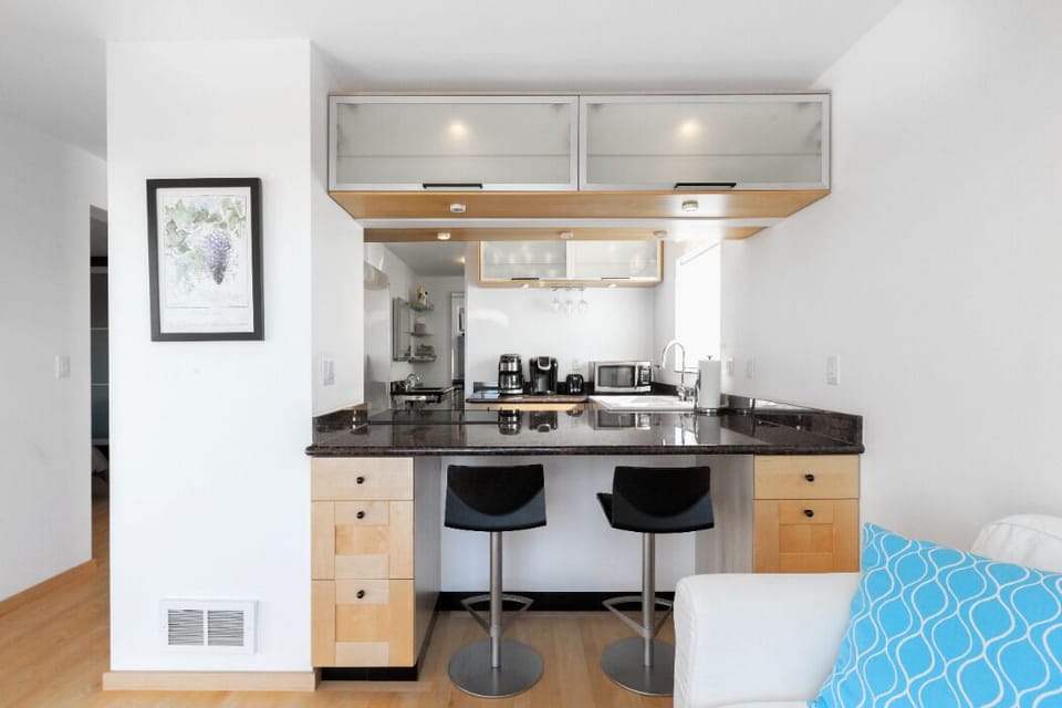 Please note there is only a regular coffee machine (No Keurig machine). 