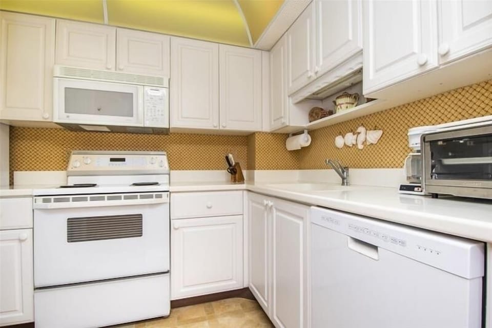 KitchenDecorated with Tropical Decor