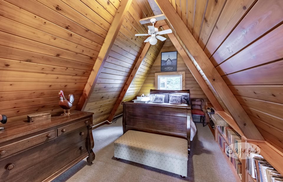 Upper Loft Bedroom &amp; Seating