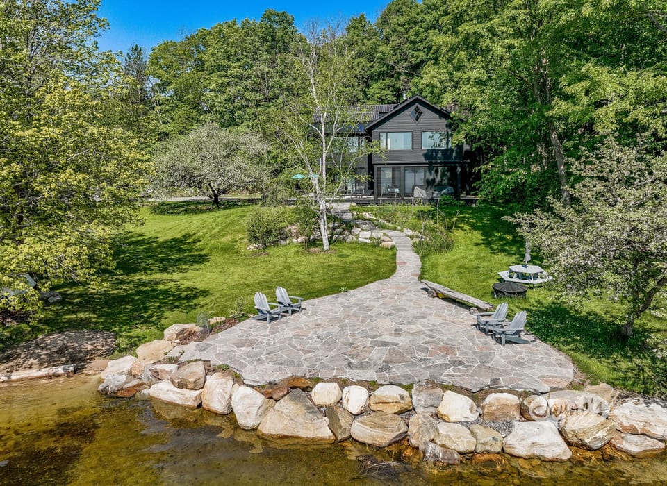 Black Birch Lodge &amp; Patio Waterfront