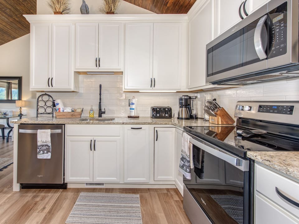 Full Kitchen w. Stainless Steel Appliances