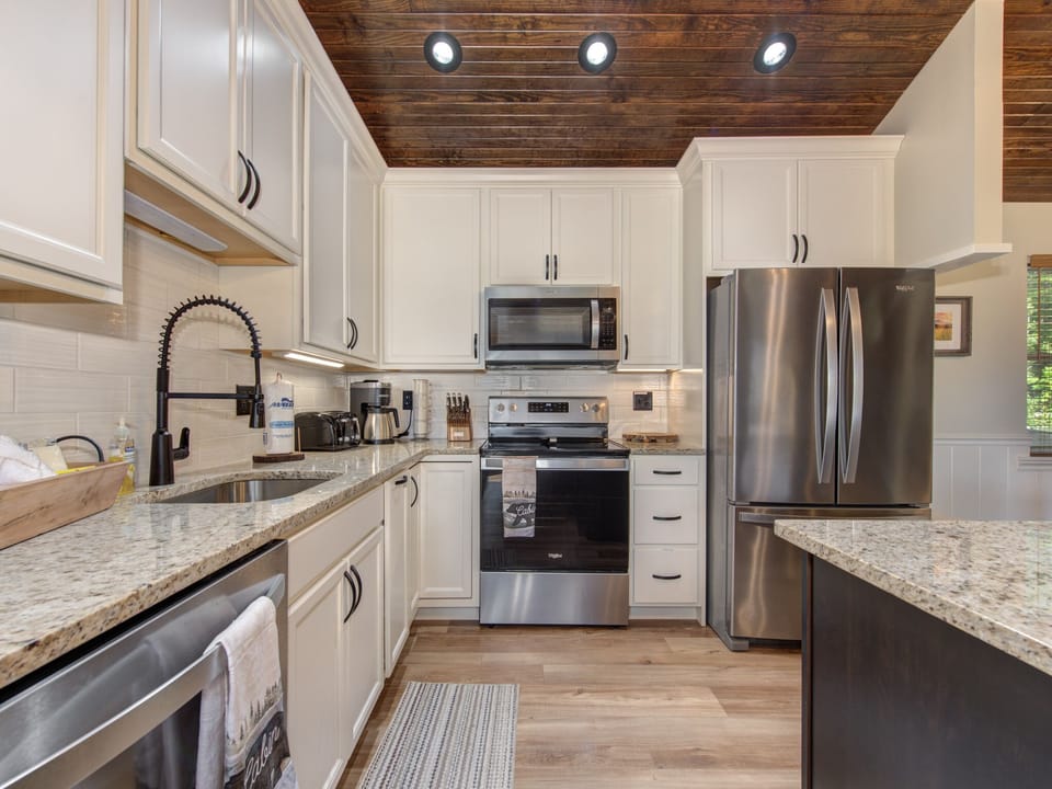Full Kitchen w. Stainless Steel Appliances