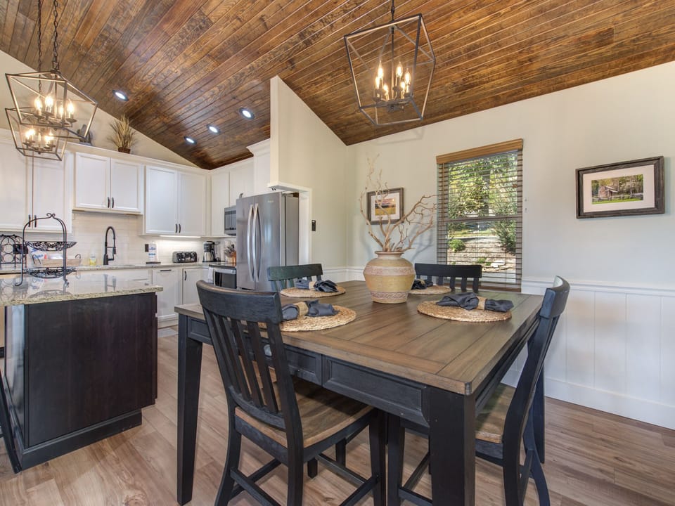 Dining Area - Seating for 4