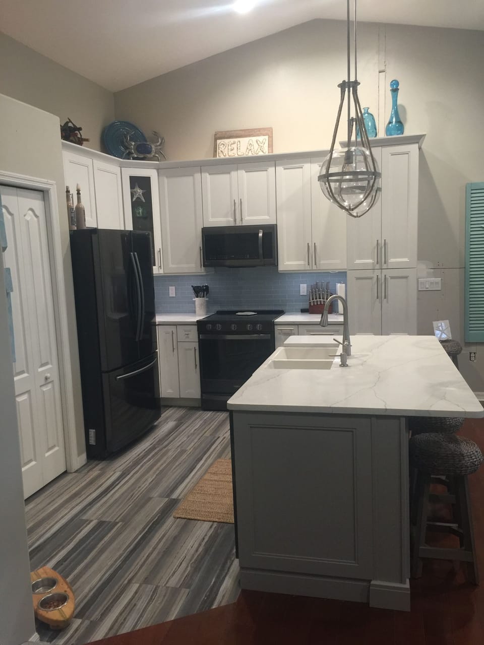Newly updated kitchen w/ all the amenities you need for cooking and entertaining