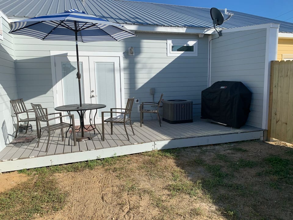 Back patio w/ fenced in yard