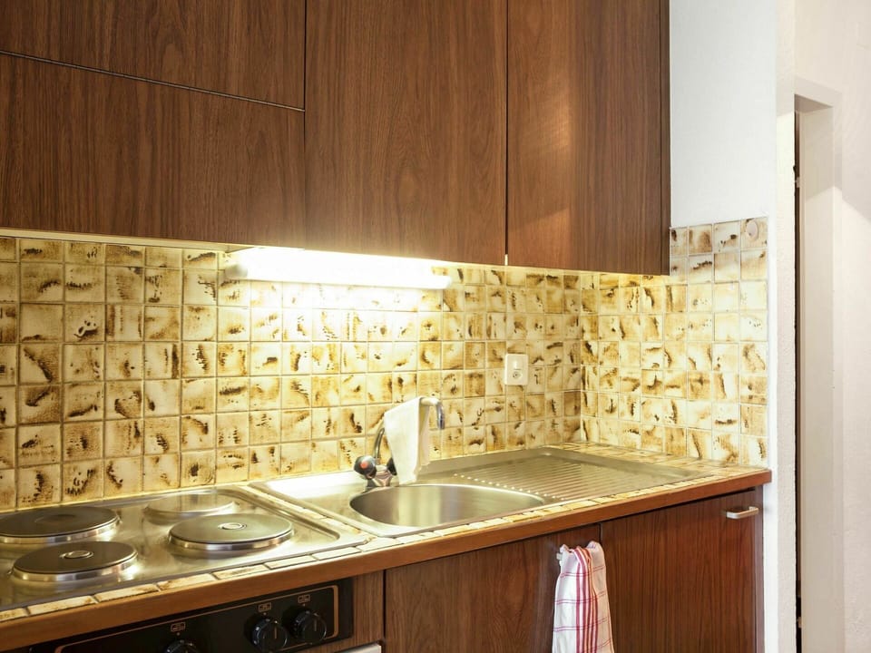 Countertop, Property, Tile, Room, Cabinetry, Lighting, Wall, Interior Design, Furniture, Kitchen