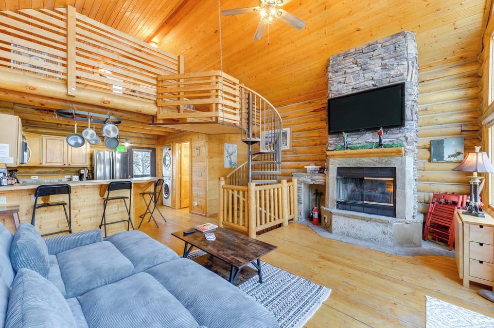 Living Room | Free WiFi | Cable TV | Central Heat | A/C Units | 2nd Floor