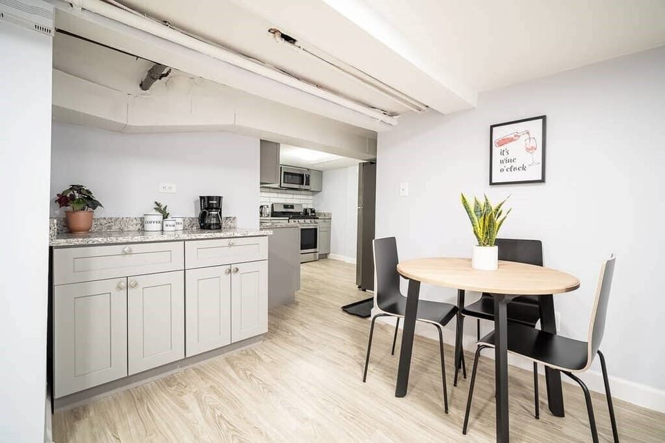 Cute Dining Area for 3!