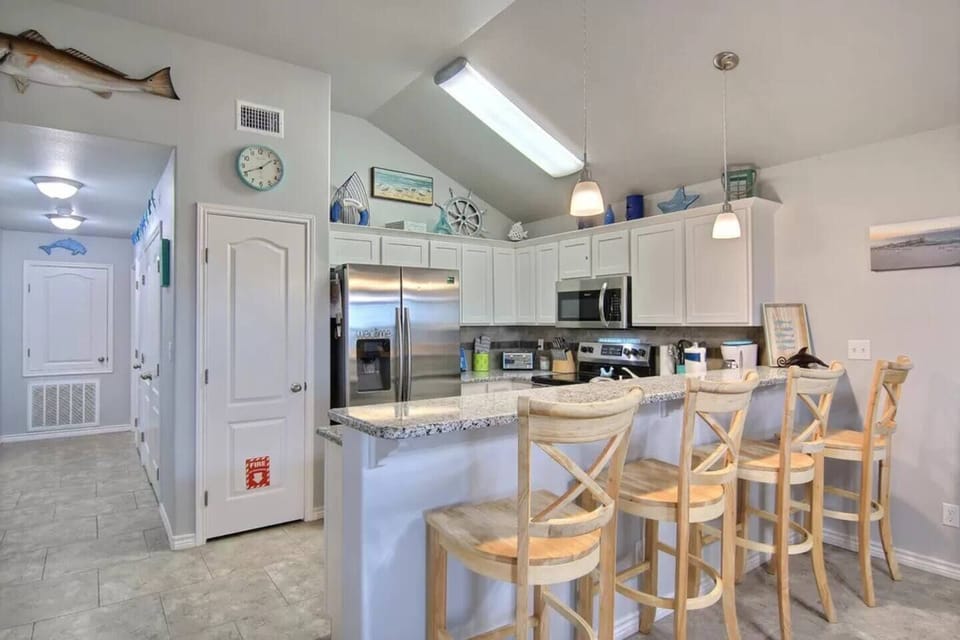 Kitchen / Bar Area