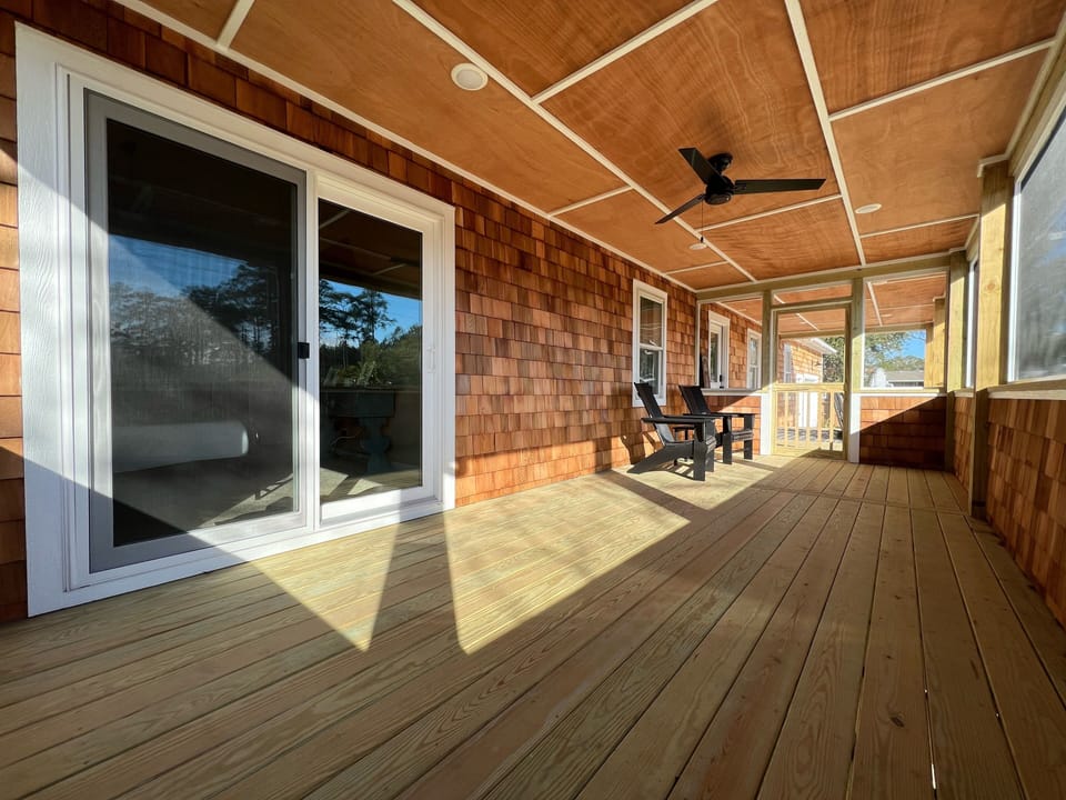 Screened in front porch. 