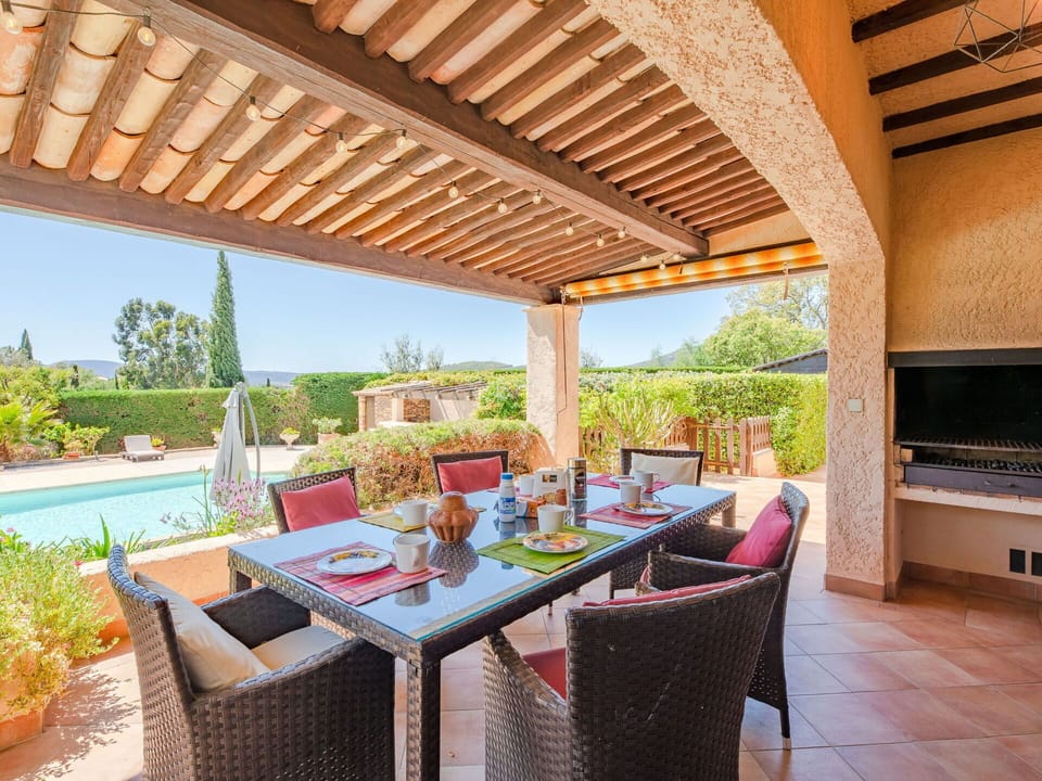 Table, Plant, Property, Furniture, Chair, Lighting, Interior Design, Shade, Wood, Outdoor Furniture
