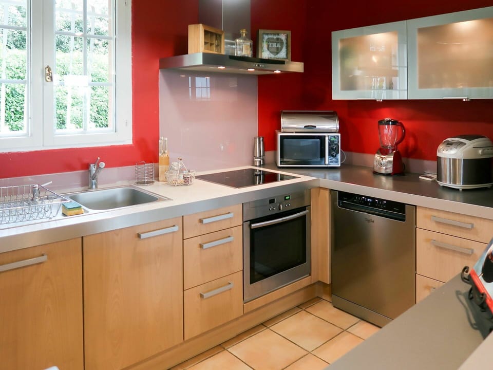 Tap, Countertop, Kitchen Sink, Cabinetry, Sink, Plumbing Fixture, Property, Furniture, Kitchen, Kitchen Stove