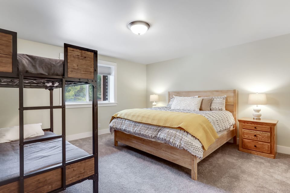 Second king + twin bunks with en suite bath.