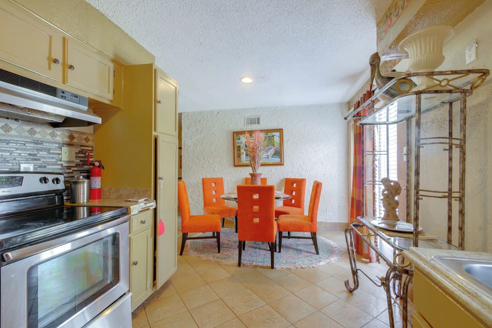 Dining Area | Dishes & Flatware Provided