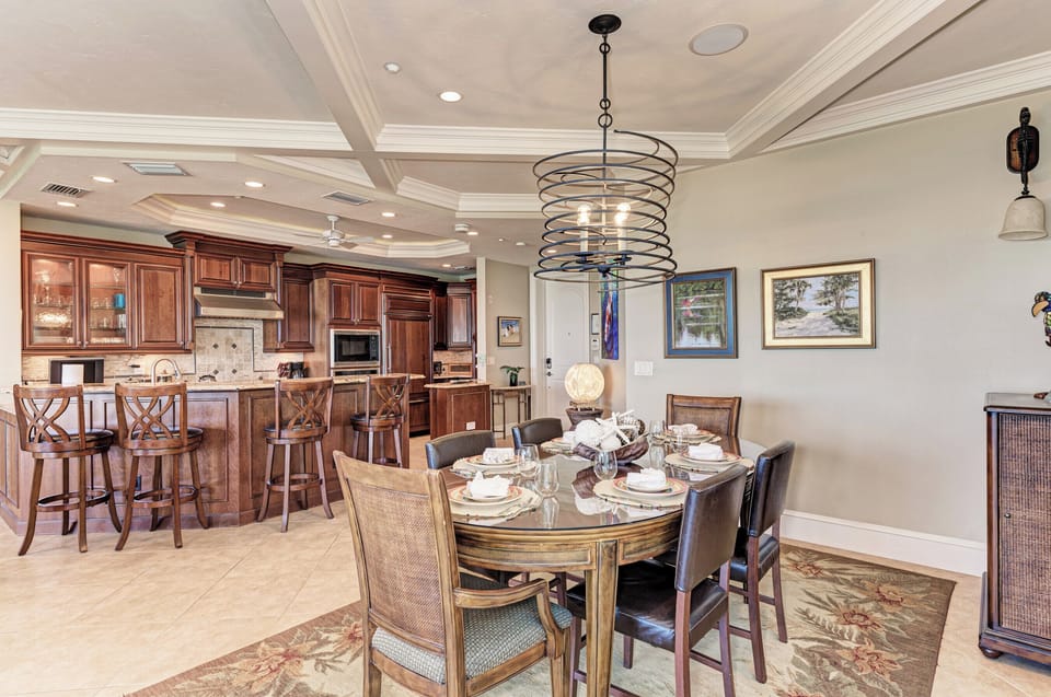 Vista Grande 1 Sul Mare Dining Table and Kitchen View