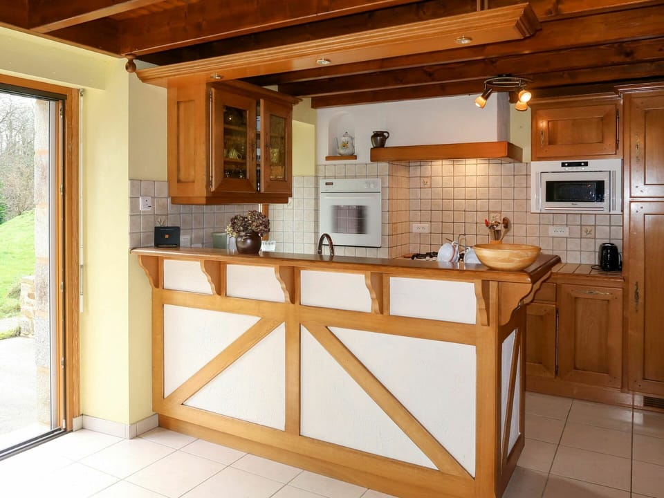 Countertop, Cabinetry, Furniture, Room, Kitchen, Property, Building, Interior Design, Floor, Wood Stain