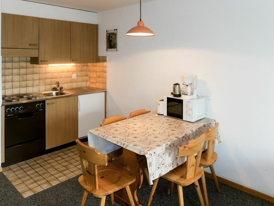 Room, Furniture, Property, Countertop, Floor, Kitchen, Interior Design, Table, Building, Cabinetry