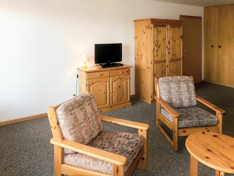 Room, Furniture, Property, Bedroom, House, Floor, Building, Real Estate, Interior Design, Table
